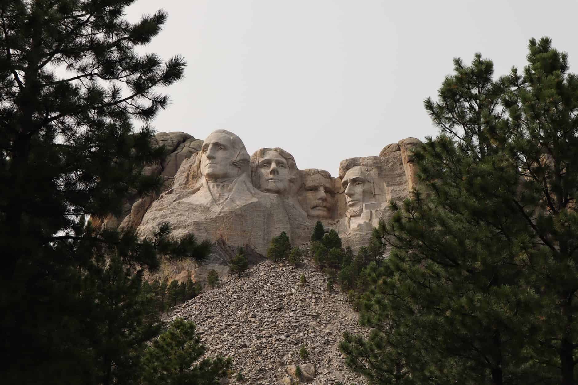 faces of four usa presidents carved in rocks of mount rushmore